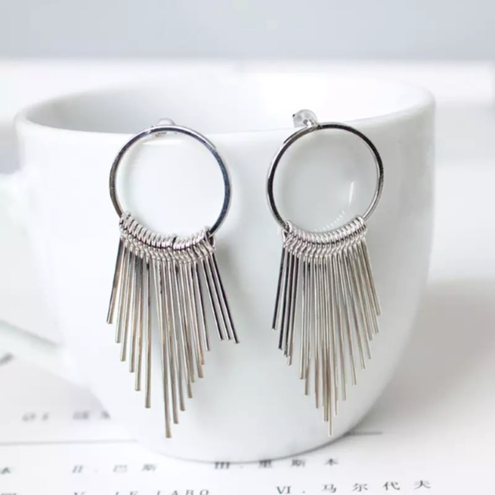 NEW!💙💎MODERN! SILVERY! 💍 RAYS!TASSEL HOOPS!💎💙 - Picture 5 of 8